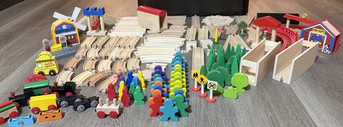 137pcs wooden train tracks lot - 137pcs,